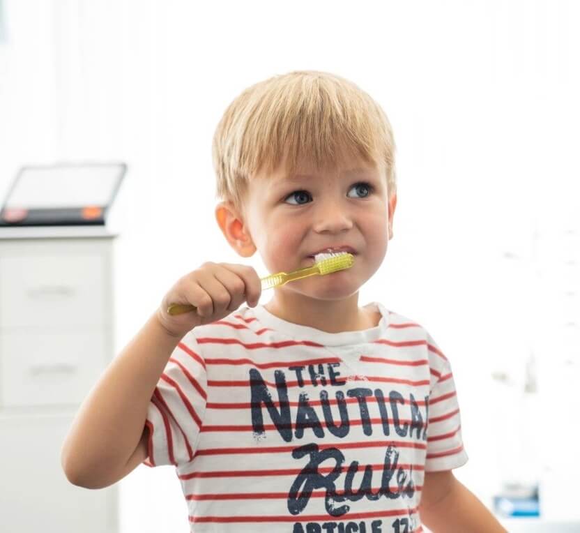 Kleiner Junge beim Zähneputzen in der Münchner Zahnarztpraxis Dr. Gottschlich