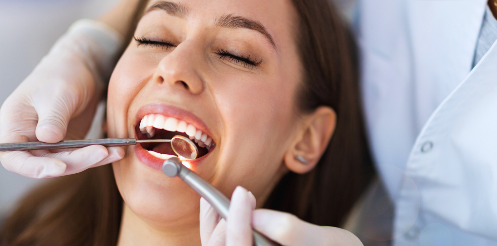 Frau beim Zahnarzt in München zum Setzen einer Zahnfüllung