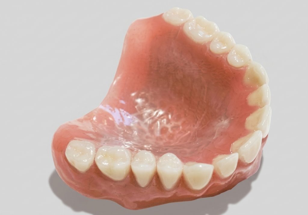 Vollprothese mit Gaumenplatte für das Oberkiefer